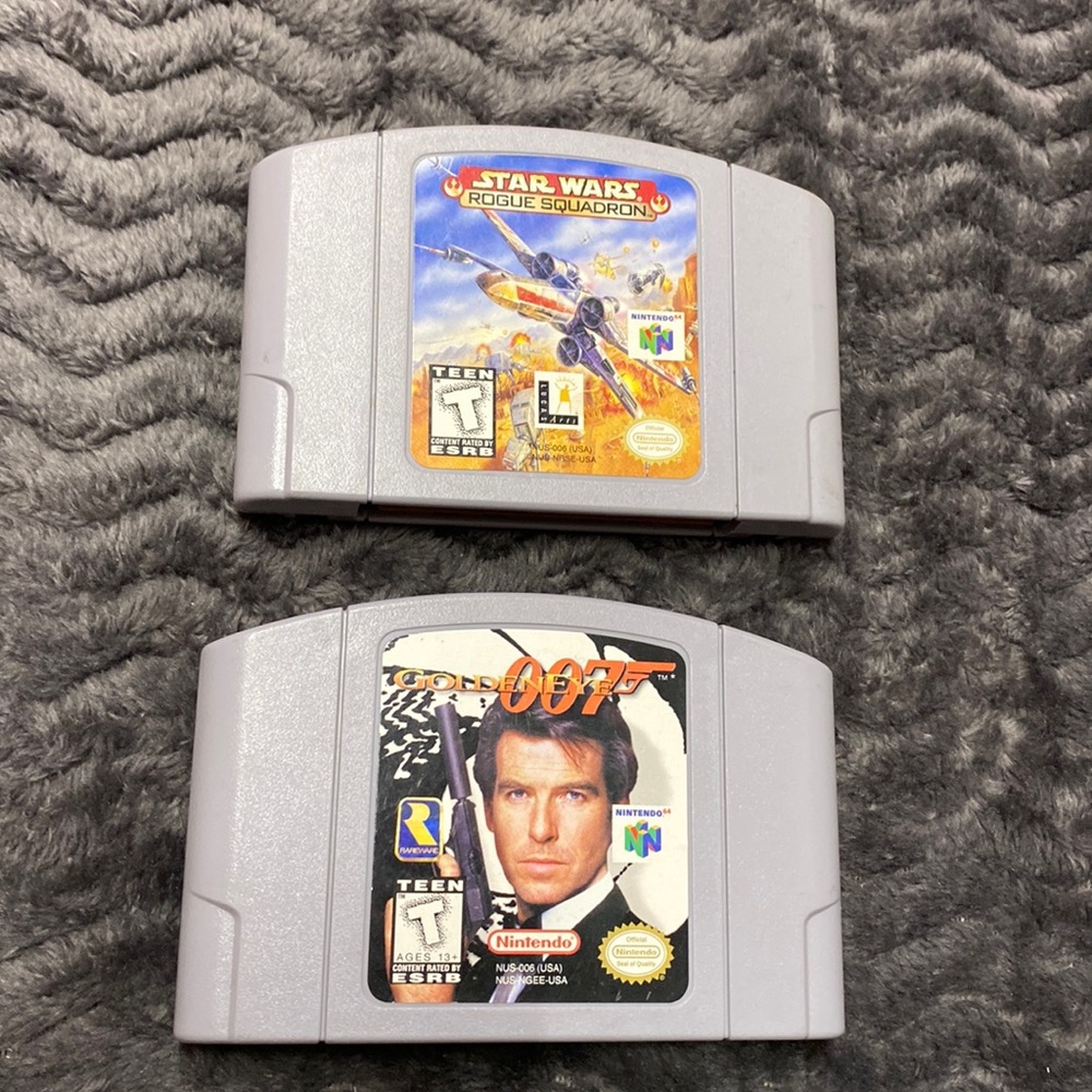 2- Nintendo 64 games 1- 007 goldeneye 1-Star Wars rogue Squadron clean